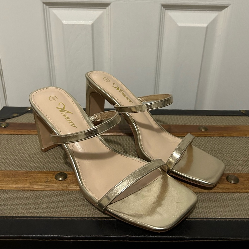 GOLD SQUARE TOE HEELS SIZE 8